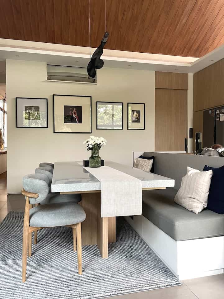 ⭐️Dining Area⭐️

Dining area yang letaknya menyambung dengan kitchen island. Meja makan ini disiapkan untuk 6 orang, karena kami cukup sering menerima kunjungan kerabat dekat sehingga bisa juga dijadikan area berkumpul. 

Untuk material meja makan nya sendiri itu adalah solid surface yang di custom dan di design oleh interior designer ku yang digunakan juga pada bakcsplash dan top table di kitchen island. Untuk memudahkan pengambilan saus dan condiments makan lainnya, aku menggunakakan trolley yang bisa dengan mudah di dorong dan di akses dan diletakkan di sebelah sink jika sudah selesai makan.

Untuk mempermanis di meja makan, aku letaklan table runner panjang dan sesekali pot berisi bunga. Selain itu untuk lebih mengangkat looks area dining, aku meletakkan karpet bulu tipis di bawah meja makan dan hasilnya bikin area makan lebih enak dipandang.
_
#MejaMakanMinimalis
#InspirasiRuangMakan
#DiningRoomStyling
#KitchenSetMinimalis
#DekorasiMejaMakan
