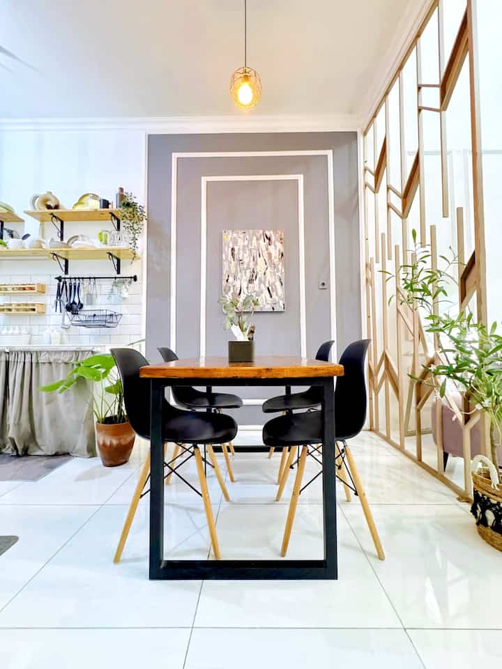 ✨ Dining room decoration ✨

Ruang makan di rumah ini menyatu dengan dapur tanpa sekat atau partisi sama sekali.
Untuk dekorasinya hampir mirip dengan dapur dengan warna hitam, abu-abu dan kayu, karena ruang makan ini memang konsepnya semi industrial a.k.a industrial yang gak industrial-industrial banget, ehehehe.
Dekorasi di atas meja makan tidak terlalu banyak, karena lebarnya hanya 120x80cm, dengan 4 kursi.
Sengaja tidak menggunakan karpet di bawah meja dan kursi supaya anakku lebih mudah menyeret kursi ketika duduk dan mendekatkan diri ke meja.
Sesekali aku menatanya dengan taplak meja, table runner, atau placemat, tapi lebih sering tidak pakai apa-apa, ehehehe 😅
Demi kemaslahatan bersama, aku memilih taplak meja dan placemat yang waterproof, agar jika anakku menumpahkan makanan atau minuman, aku tidak khawatir akan mengotori taplaknya, tinggal lap dan bersih lagi.
Mengingat anakku masih kecil, untuk peralatan makanpun aku pilih yang berbahan melamin supaya tidak mudah pecah, eits..tapi tentu saja aku tetap memilih yang aesthetic dan sesuai tema ruangan 😌
Dispenser kadang aku letakkan di samping meja dapur, kadang aku geser di sisi sebrangnya, tapi tetap di tempat yang mudah dijangkau ketika sedang berada di meja makan, dispenser pun aku pilih yang ada child locknya supaya aman tapi tetap membeli yang warnanya senada dengan ruangan.
Di bagian ruang makan dan dapur ini juga aku sediakan tangga kayu yang bisa dipakai duduk anakku, tangganya juga bisa digunakan untuk mereka mencuci tangan ketika selesai makan.
Aku menggunakan wadah saji yang bawahnya memakai lilin, supaya makanan tetap hangat ketika kami makan.
Untuk mempercantik meja, aku menggunakan lilin elektrik dengan stand gold supaya terlihat lebih elegan ketika menyambut tamu makan bersama.
Sebisa mungkin aku menata seluruh ruangan di rumah ini yang nyaman untuk para penghuninya, tapi tetap terlihat cantik, termasuk ruang makan ini 🩵

#MejaMakanMinimalis
#InspirasiRuangMakan
#DiningRoomStyling
#Diningroomdecoration
#Diningroominspo
#Diningroom
#AestheticDecoration
#Wallmoulding
#WarnaCatRumah

