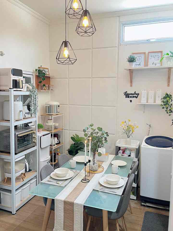 Styling Dining Room ✨

Dining room ini kami styling ala-ala tema scandinavian dengan sentuhan warna-warna netral seperti putih, cokelat dan abu-abu. 
Untuk meja dan kursi makan kami menggunakan perpaduan warna abu-abu dan serat kayu, untuk dekorasi meja makan nya kami tambahkan table runner bahan rajut berwarna putih cokelat, dan di tambah vas bunga. Kami juga menggunakan peralatan berwarna netral seperti putih, dengan material berkualitas yang aman digunakan untuk sehari-hari. 
Karena ruang makan yang nyaman dan cantik dapat menciptakan momen makan bersama semakin hangat dan spesial 🥰

Semoga menginspirasi🤗

#MejaMakanMinimalis 
#InspirasiRuangMakan
#DiningRoomStyling
#ScandinavianDesign
#WarnaCatRumah