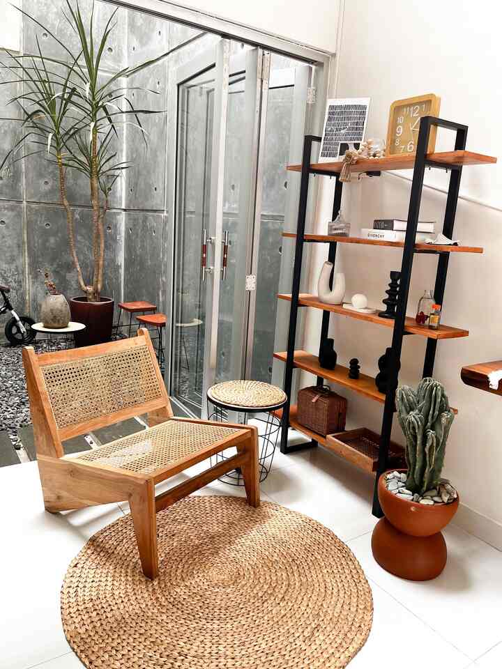 Tema rumah alfa adalah perpaduan white & wood , semua sudut dirumah alfa adalah pakai cat dinding warna putih . Di pilih warna putih agar tekesan rumah terlihat lebih cerah . Untuk memadukan dengan funiture ruangan, furnitur2 yg ada dirumah alfa ada bertamakan kayu /wooden atau yg biasa di sebut japandi style .

#warnacatrumah 
#catrumahminimlis
#homecolorpalette
#Insipirasiwarnarumah 