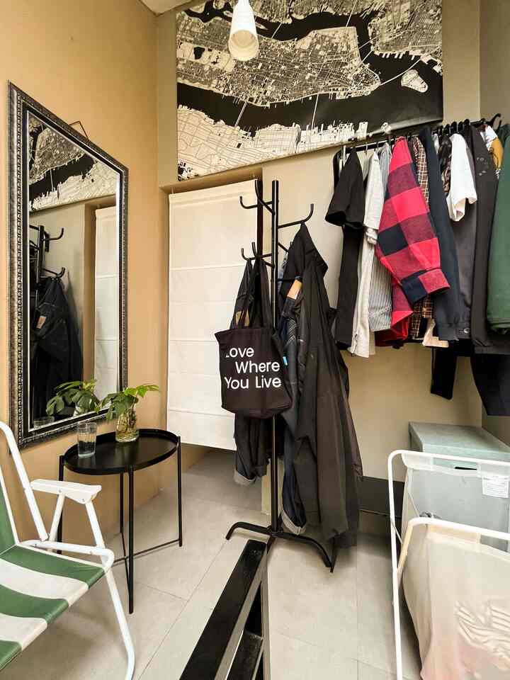 Ruang santai sekaligus area masuk yang cozy dan fungsional. Dinding dipercantik dengan cat tahan air SANLEX Sanproof, serta lantai berlapis granit elegan dari Infiniti. Simpel, tapi penuh gaya. 🌿✨ 

#WarnaCatRumah
#KramikGranit
#InfinitiGranit
#Sanlex
#HomeVibes 
#CozyCorner 
#InteriorInspo