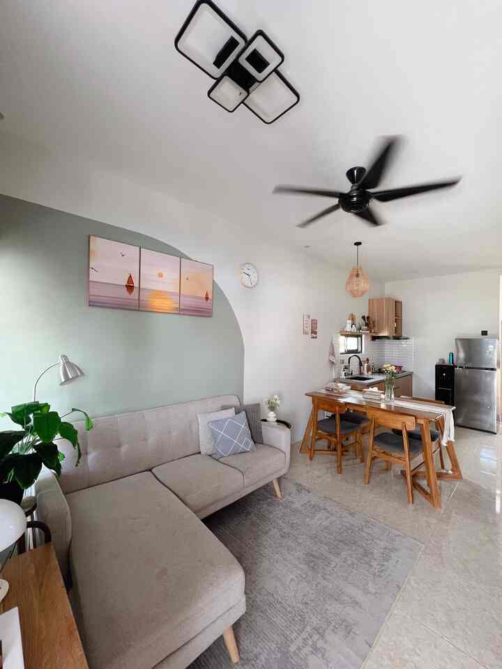 Collor Palette di rumah segaris

Collor Palette yang kami pilih di rumah segaris ini terutama di area living room adalah perpaduan warna putih keabuan (Kode cat Jotun Timeless 1024) dan warna sage green (Kode cat Jotun Treasure 7628). Kami sengaja memberikan warna sage green hanya di bagian tembok belakang sofa yang menjadi point centre ketika masuk ke rumah. Agar menyatu dengan warna dinding, kami pilih warna furniture yang senada yakni sofa dengan warna abu serta furniture lain seperti lemari dengan meja makan yang berwarna natural walnut brown.
Tips saat memilih collor palette dari kami adalah pilih warna yang membuat rumah terlihat luas. Gunakan furniture yang memang sudah terbukti kualitasnya seperti kayu jati. Walaupun berat dan mahal, tapi terbukti bagus.

#CatRumahMinimalis
#WarnaCatRumah
#WarnaCatRuangTamu
#Cat
#HomeCollorPalette
#InspirasiWarnaRumah