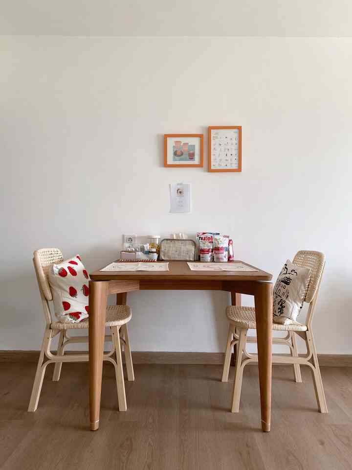 Selamat datang di ruang makan Cinnamonhome! 👋🏻

Karena saya tinggal di apartemen, ruangnya agak terbatas, jadi ruang makan saya menyatu dengan dapur dan ruang tamu.

Berikut beberapa kiat tentang cara menata ruang makan yang nyaman dan hangat untuk keluarga atau tamu Anda:

1. Pilih Meja yang Tepat: Saya memilih meja persegi yang dapat menampung hingga 4 orang. Untuk penggunaan sehari-hari, saya hanya menyediakan 2 kursi, tetapi saat tamu datang, saya menambahkan kursi lipat untuk menambah ruang.

2. Gunakan Material Kayu: Untuk menciptakan nuansa hangat dan nyaman, saya menggunakan furnitur kayu, yang sesuai dengan tema gaya Japandi saya.

3. Tambahkan Kenyamanan dengan Bantal: Sarung bantal bermotif membuat ruang makan lebih nyaman dan menyenangkan, sekaligus menambahkan semburat warna.

4. Hiasi dengan Aksen Sederhana: Alas meja dan bingkai bertema makanan, seperti cetakan bergaya kafe saya, menghadirkan suasana nyaman di ruang makan.

Sekarang mari kita buat ruang makan Anda fungsional sekaligus bergaya dengan sentuhan-sentuhan kecil yang membuat perbedaan besar! 🫰🏻

#InspirasiRuangMakan #DiningRoomStyling #Mejamakankayu #mejamakan #kursimakan #pigura #bantal #bantalsofa