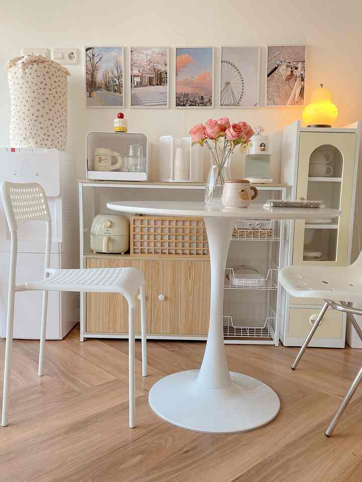 Dining Room ala rumah korea
Penataan area tempat makan aku pakai meja bundar putih kursi informa & kursi keju terkesan minimalis tapi membuat kami nyaman duduk disana aku taruh lemari dapur untuk menaruh peralatan makan seperti gelas piring dll ada coffee maker juga tidak lupa aku taruh dispenser air minum jadi semua perlengkapan makan minum aku letakan berdekatan biar mudah untuk menjangkaunya 
Untuk lantai aku pakai vynil cat tembok warna putih biar terkesan lebih luas & terang.

#mejamakanminimalis
#warnacatrumah
#inspirasiruangmakan
#diningroomstyling
#koreanhouse
#minimalis 
#estetik
#roomdecore