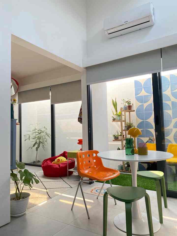 ‘Ruang makan’ yang tanpa ruangan khusus. Karena konsep open space dan tanpa sekat, posisinya yang menyatu dengan dapur membuat kami sengaja menggunakan furnitur yang tidak memakan space terlalu banyak. Kami memilih meja bulat berbahan kayu, stools, serta sebuah kursi yang unik agar memberikan kesan ‘pop’ dan tidak monoton. Bukaan dari sliding door yang lebar dan pencahayaan yang terang membuat ‘ruang makan’ kami terasa nyaman.

#MejaMakanMinimalis #StoolsKayu #LantaiGranit #InspirasiRuangMakan #DiningRoomStyling