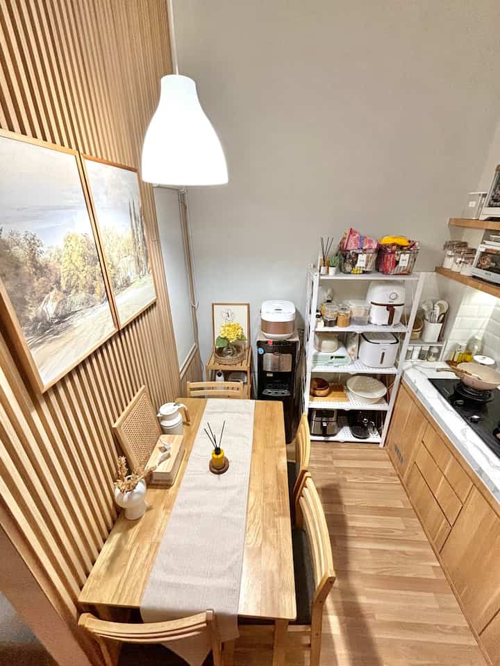 Area dining room ini jadi satu dengan area dapur, dengan area yg terbatas ini aku harus bisa mendekor ruang makan ini agar nyaman untuk seluruh keluarga ketika berada disini, terutama anak-anak ☺️

nah caraku untuk membuat ruangan ini menjadi nyaman adalah dengan memasang lantai parket dan wallpanel motif kayu pd dinding, ini akan membuat ruangan menjadi lebih hangat dan nyaman 🤎

selain itu aku jg menggunakan furniture meja makan dari kayu & rak dapur 4 tingkat dari besii agar lebih tahan kama..


#MejaMakanMinimalis #KitchenSet #KitchenSetMinimalis #WallpaperDinding
#InspirasiRuangMakan #DiningRoomStyling
#RuangMakan #lantaiparket