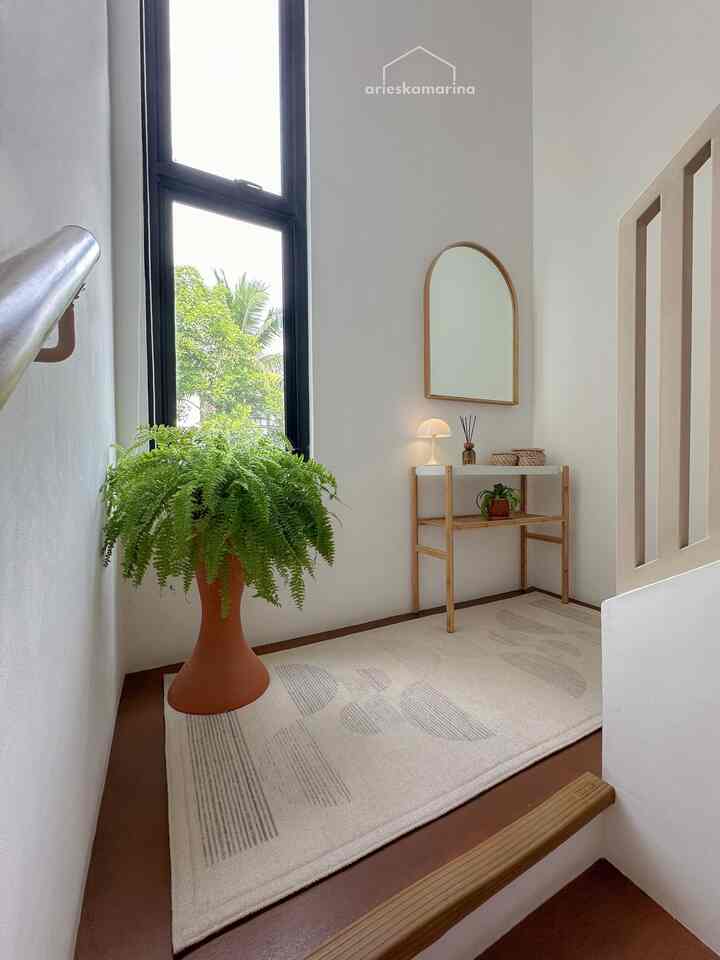 Color palette dirumah ini masih setia dengan earthtone, putih, coklat muda, terracotta dan sedikit hitam pada semua kusen pintu dan jendela. Sengaja memilih earthtone karena tema rumah kami yang mix antara nordic scandinavian/japandi/korean home dimana earthtone sangat mendominasi. Dengan color palette ini kami merasa warnanya menenangkan, dan membuat ruangan-ruangan dirumah terasa lebih hangat. 🤍🤎🖤

#homecolorpalette
#inspirasiwarnarumah
#earthtone
#wpc
#conwood
