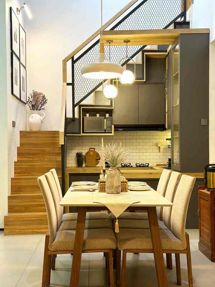 Welcome to our Dinning Room ✨

Meja makan ini sengaja kami tempatkan di tengah untuk memudahkan mobilisasi dan menjadi tempat singgah sementara untuk sekedar duduk atau menaruh barang-barang.

Top table menggunakan batu dengan desain sudut curve yang ramah anak.
Kombinasi warna earth tone yg maskulin membuat area dapur ini tidak pernah bosan untuk dipandang.

Sedikit sentuhan dekorasi diatas meja membuat suasana dinner keluarga kami lebih berkesan dan terasa begitu spesial bersama orang tercinta 🩵

#mejamakan #kitchenset #kitchensetminimalis #cellini #lampugantung #dapurmaskulin #inspirasiruangmakan #Dinningroomstyling