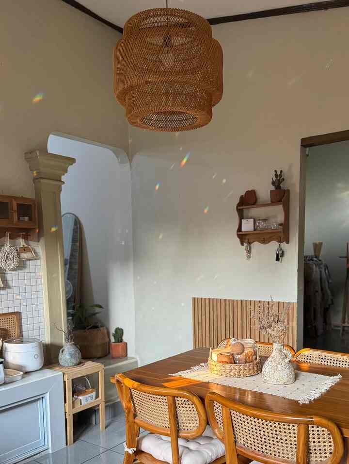 Di PearlHouse 
Dapur dan ruang makan menjadi satu, bertujuan memudahkan saat proses masak. Ruang makan di rumah ku, sangat ramah anak, di mana cat dinding menggunakan cat yang bisa di cuci, material furnitur yang kokoh terbuat dari kayu jati membuat anak nyaman dan aman saat duduk, sudut meja yg membulat sangat aman untuk anak-anak, bagian kursinya pun di beri bantalan agar anak-anak nyaman pada saat duduk. Semoga menginspirasi ✨

#MejaMakanKayu #WarnaCatRumah
#InspirasiRuangMakan
#DiningRoomStyling
#alaskursi
#ruangmakan