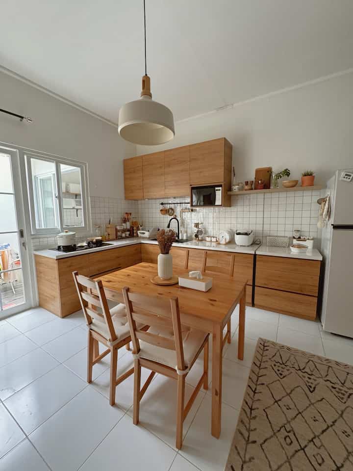 Menata dining room pada rumah berkonsep open plan merupakan hal yang sedikit banyak harus memperhatikan beberapa hal khususnya untuk kenyamanan keluarga yang tinggal disana.

untuk memberikan kesan nyaman salah satunya adalah menggunakan furniture ramah anak yaitu menggunakan alas bantal pada kursi kayu meja makan, selain itu agar dapat bergerak secara leluasa gunakan furniture yang besar kecilnya menyesuaikan ruangan.

kayu adalah material pilihan agar ruangan terasa natural dan hangat

#MejaMakanMinimalis #VasKeramik #KarpetAbstrak #RakKayu #MangkukKayu #LampuGantungInforma #WalpaperDinding #KitchensetMinimalis #InspirasiRuangMakan #DiningRoomStyling

