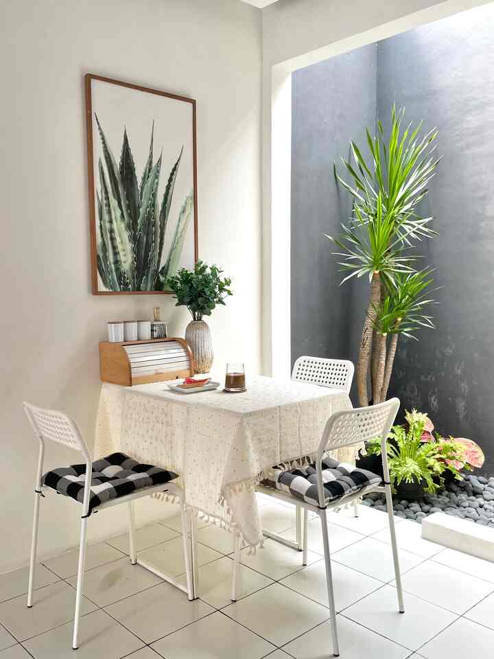 Penataan dining room di rumah kami mengusung konsep minimalis, dengan keterbatasan ruangan dirumah kami maka perlu disiasati penataannya agar terkesan luas. 
Kami pasang meja dan kursi makan minimalis menyesuaikan space yang terbatas dan menyesuaikan jumlah penghuni rumah yaitu saya, suami, dan satu anak. 
Dinning room ini tepat disebelah kitchen dengan view hijau tanaman hias pandan bali berada dibawah void rumah yang bertujuan agar mendapatkan sirkulasi udara yang baik dan mendapatkan sinar matahari yang berlimpah.  
Semoga terinspirasi 


#MejaMakanMinimalis
#KursiMakanMinimalis
#InspirasiRuangMakan
#DiningRoomStyling
#RuangMakanMinimalis
#IdeRuangMakan