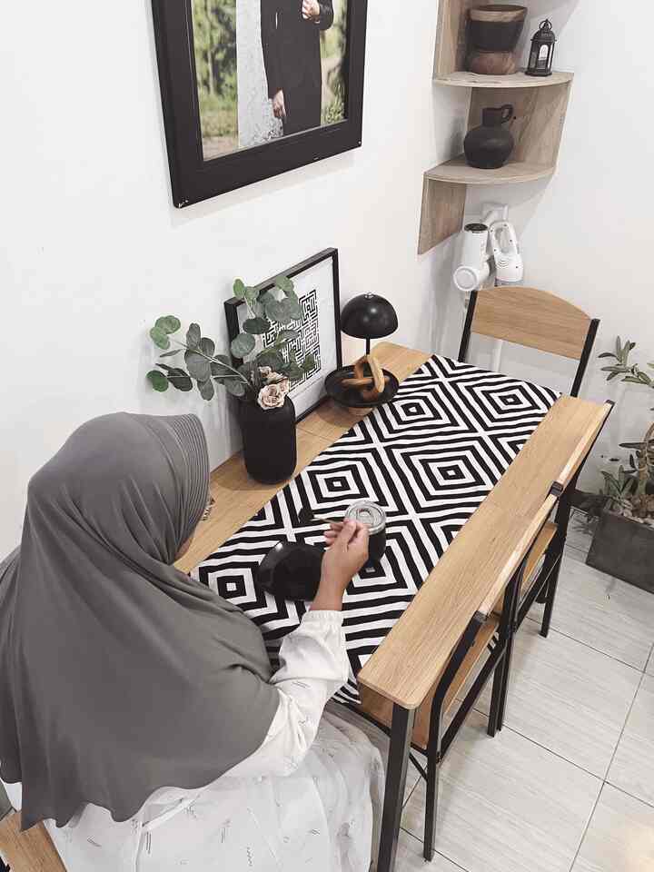 ✨ Our Dining Corner
Kami menyulap area sudut living room menjadi area makan tambahan dengan menambahkan set meja makan yang adjustable. 

Dalam mendekornya, kami menggunakan kombinasi warna black and wood sesuai tema rumah. 

#InspirasiRuangMakan #DiningRoomStyling #MejaMakanMinimalis #DiningRoom #DiningTableIndustrial #tablerunner 