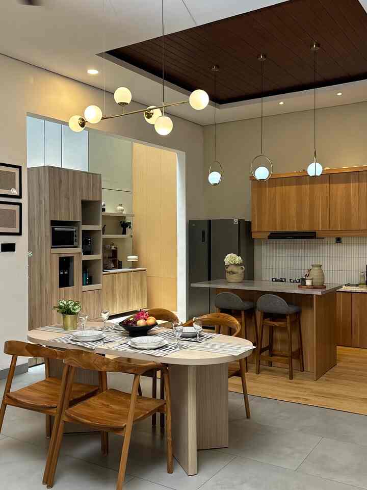 Ini adalah caraku styling ruang makan agar nyaman dan hangat untuk keluarga, pemilihan warna furniture yang natural, dan lighting dengan cahaya yang temaram dan lembut, nyaman di mata , membuat suasana makan lebih nyaman, serta bangku dengan ukuran yang pas, dan meja yg berbentuk oval, sehingga ujung nya aman untuk anak2 dan nyaman digunakan #MejaMakanMinimalis #InspirasiRuangMakan #DiningRoomStyling #materialruangmakan #furnitureaman