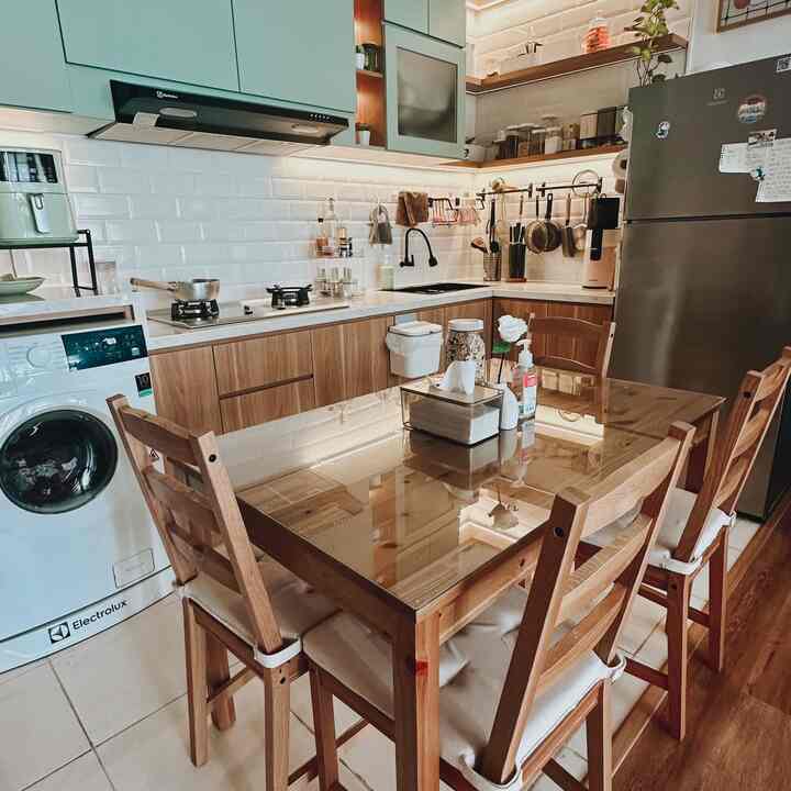 Jika demikian, bisakah Anda memiliki meja makan? Anda bisa! Asalkan disesuaikan dengan luasnya apato dan kebutuhan. 

Sengaja saya pilih dari IKEA karena saya merasa tidak perlu melakukan custom meja makan jika hanya membutuhkan sesuatu yang sederhana. 

Meja makan ini luasnya sama dengan dapur, dan saya memilih yang muat 4 kursi. Sengaja memilih warna kayu yang tidak terlalu terang agar tidak mudah terlihat kotor. 

Karena meja makan juga terkadang dijadikan tempat menyiapkan makanan setelah masak, makanya saya tambahkan tempered glass agar tidak cepat kotor. Soalnya meja kayu suka ada "tamparan" berupa gelas atau piring saat makanan sangat panas atau dingin. Ya, terkadang saya lupa memakai pembalut. Ya, aman menggunakan kaca tempered. 🩵🩵

Tempered glassnya juga dijual di IKEA, harganya terpisah dengan meja makan. 💜💜

#bubuapato #inspirasiruangmakan #diningroomstyling #mejamakanminimalis #mejamakan #kitchenset 