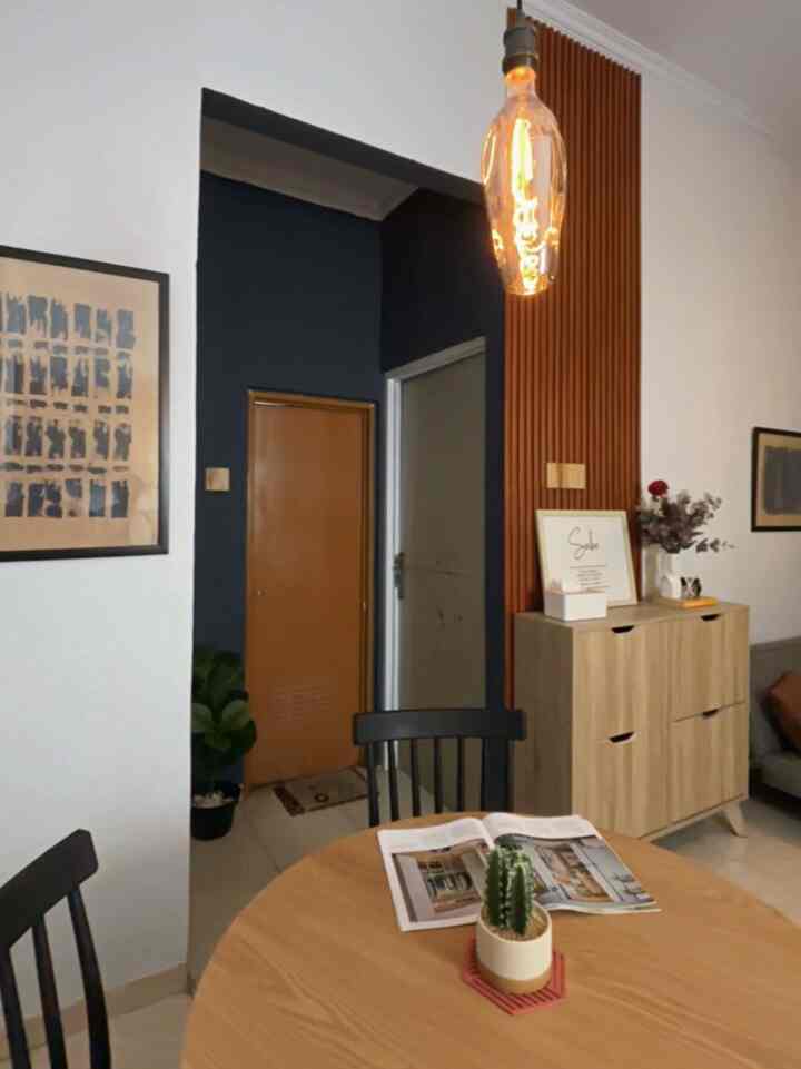 
Ruang makan yang nyaman untuk seluruh keluarga nggak cuma soal gaya, tapi juga fungsionalitas dan keamanan, terutama buat si kecil! Aku pribadi memilih material yang tahan lama tapi tetap stylish, seperti meja kayu yang kokoh dan kursi dengan sudut aman. Selain itu, penting banget pilih furniture yang mudah dibersihkan, jadi gak perlu khawatir saat anak-anak makan berantakan.

Tipsku dalam menata dining room yang ramah anak:
1. Pilih meja bulat dan kursi dengan sudut yang tidak tajam, biar aman buat anak-anak.
2. Gunakan material yang kuat tapi mudah dibersihkan—karena percayalah, makanan yang jatuh itu pasti terjadi.
3. Dekorasi? Keep it simple! Tanaman kecil atau seni dinding yang nggak mudah dijangkau anak-anak, tapi tetap bikin ruang jadi hidup.

Intinya, ruang makan harus bisa jadi tempat yang nyaman untuk semua, dari dewasa sampai anak-anak, tapi tetap terlihat manis dan berkarakter. ✨

#MejaMakanMinimalis #InspirasiRuangMakan #DiningRoomStyling #RuangMakanRamahAnak
#DekorasiRuangMakan