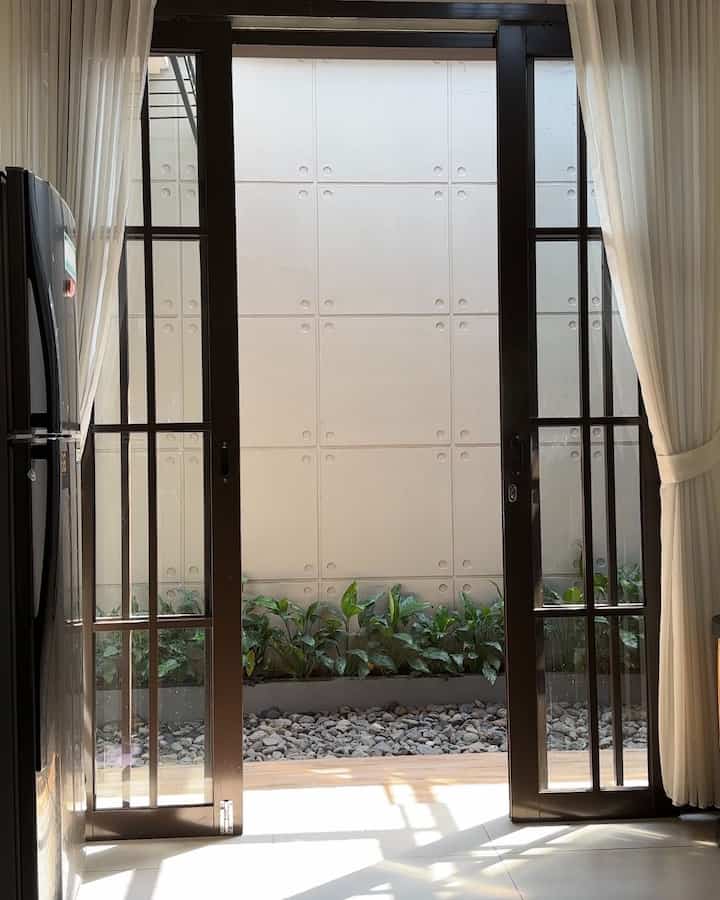 Palet warna untuk tema rumah ini adalah earth tone maskulin perpaduan warna abu, coklat, putih, dan hitam yang menurut kami tidak pernah membosankan jika dipandang.

Beberapa tips yang bisa diterapkan untuk memilih palet warna agar sesuai  dengan tema rumah yaitu 
1. Pertimbangan gaya dan mood yang ingin diciptakan dalam rumah
2. Perhatikan pencahayaan karena dapat mempengaruhi tampilan dari warna tersebut
3. Gunakan warna-warna netral sebagai warna dasar
4. Pertimbangkan perubahan musiman.

#catrumahminimalis #pintusliding #warnacatrumah #catexterior #catinterior #catluarrumah #hpl #homecolorpalette #inspirasiwarnarumah