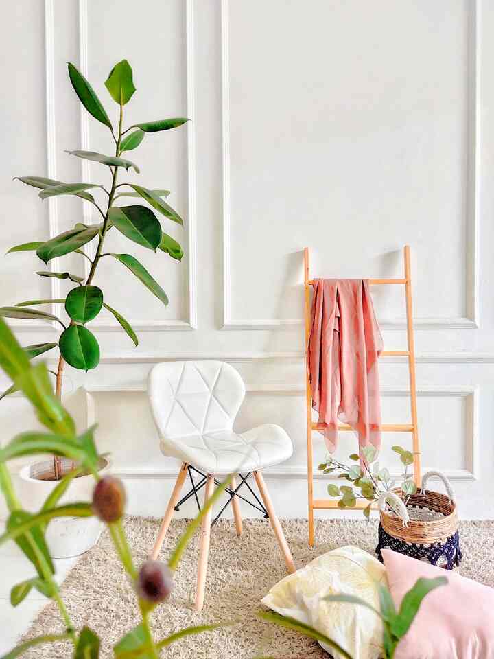 ✨ Color Palette ✨

Kalo ngomongin color palette rumah ini tuh sebenernya agak beragam, tapi kira-kira sih color palette rumah ini adalah putih - hitam - coklat kayu muda - abu-abu - hijau - pastel mix gold.
Nyaris seluruh dinding rumah ini berwarna putih, dikombinasi dengan ambalan-ambalan berwarna kayu muda, lalu unsur-unsur besi di sini hampir semuanya berwarna hitam, kemudian di beberapa area aku sisipkan warna abu-abu juga sebagai warna penyambung antara putih dan hitam. Warna hijau juga lumayan dominan di rumah ini karena kami memiliki taman belakang yang banyak hijaunya, akupun suka sekali dengan tanaman artificial daun ketimbang bunga. Nah, semua warna netral itu kemudian aku beri sentuhan warna pastel dan gold yang cantik dan centil supaya rumah ini terasa lebih hidup, entah itu di barang-barang dekorasi ataupun di sebagian cat tembok seperti di kamar utama.
Dulu sebenarnya aku mau rumah yang clean, all white, atau white and wood yang sedang booming, tapi untuk manusia yang bosenan kayak aku kayaknya belum cocok, ehehehe.
Akhirnya aku memutuskan untuk memiliki rumah yang color palettenya lebih beragam, tapi tetap matching dan tidak terkesan norak 😅

#CatRumahMinimalis
#WarnaCatRumah
#WarnaCatRuangTamu
#Cat
#WallpaperAesthetic
#DIY
#HomeColorPalette
#InspirasiWarnaRumah
#livingroom
#MasterBedRoom
#Kitchen
#ConsoleTable

