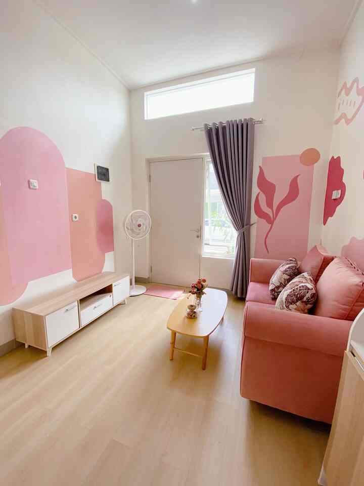 Rumah Pinky Mama ini kami penuhi dengan furniture dengan tone warm dan pastel. Pemilihan warna pink yang kami gunakan tidak sembarangan, hanya warna pink dengan hint pastel yang kami gunakan. Agar tetap harmoni dengan unsur kayu yang juga mendominasi semua perabot di rumah ini.


#homecolorpalette #pinkcolorpalette #inspirasiwarnarumah #warnacatrumah #rumahopenspace #rumahpinky #pinkhomeideaa