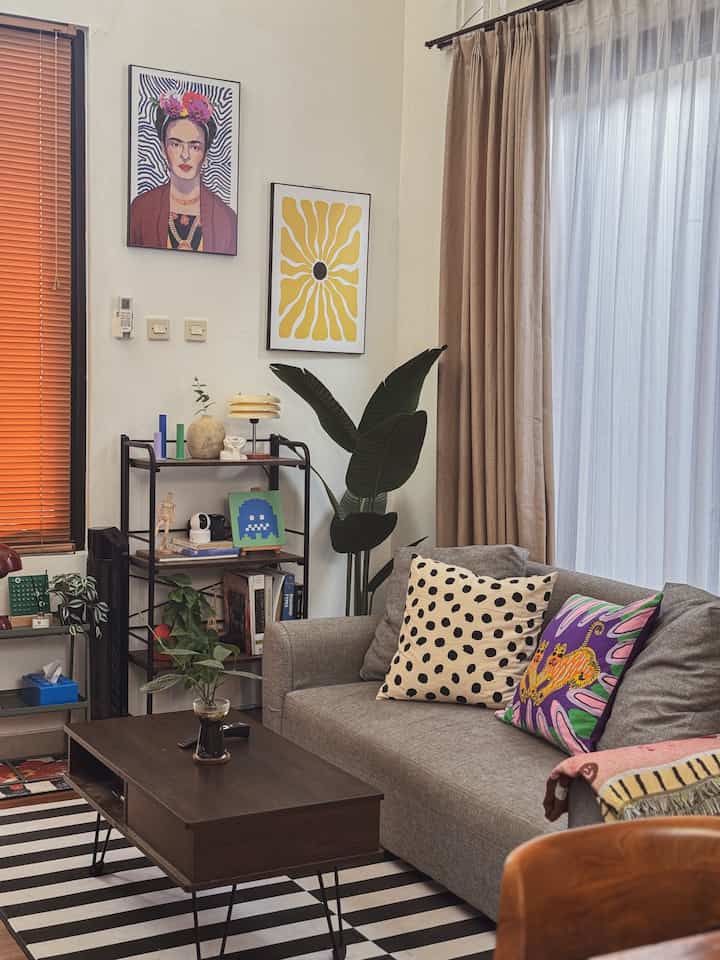 Color pallete area living room adalah berwarna dasar coklat walnut tua dan cream. Tapi di sela-selanya aku suka penggunaan warna cerah untuk pelengkapnya. Menurutku warna ini cocok untuk membuat suasana jadi happy! Untuk memadukan warna-warna yang berbeda ini sebenarnya tidak ada batasan khusus, hanya saja sedikit tips dari aku, kita bisa menggunakan furniture besar (meja, kursi, sofa, lemari) dengan warna yang sama. Kemudian add-on warna tambahan sebagai pemanisnya! 💗

#LantaiRuangKeluarga #LantaiVinyl #HomeColorPallete #InspirasiWarnaRumah 