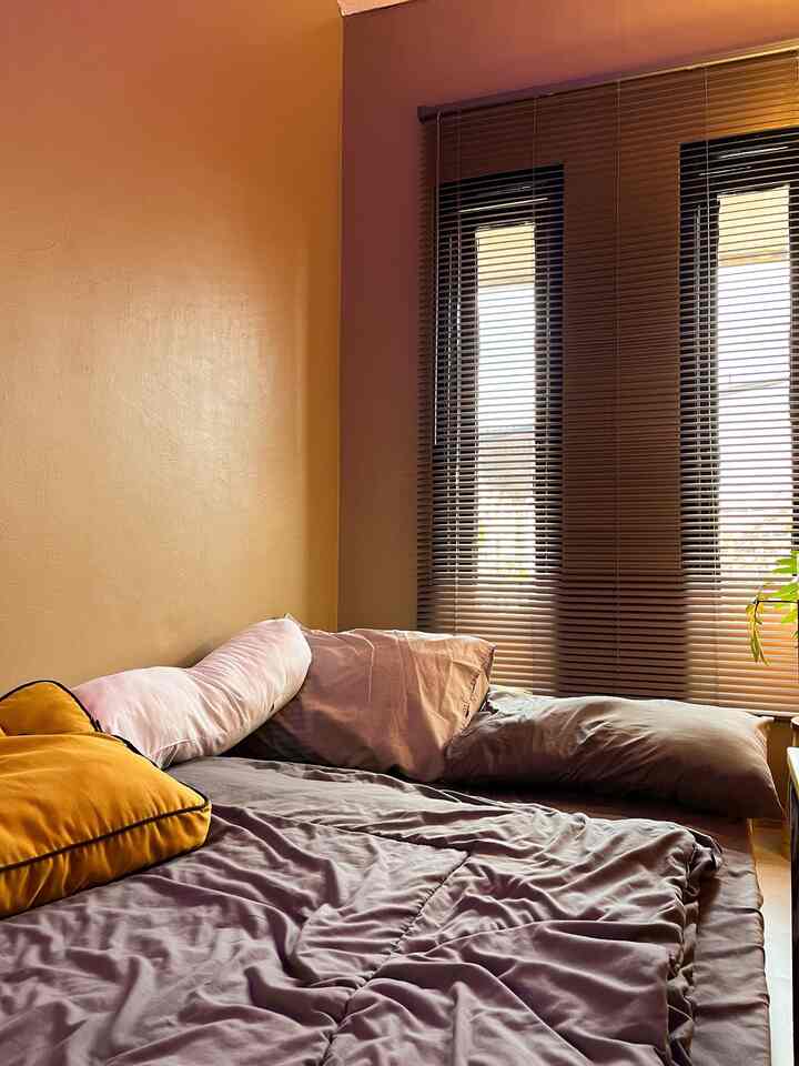 Warm and cozy color palette 🌿✨ 
Nuansa mauves lembut dan ochre berpadu sempurna dengan cahaya alami, menciptakan suasana yang menenangkan di kamaratap 

#WarnaCatRumah
#WarnaCatKamarTidur
#CartRumahMinimalis
#HomeColorPalette
#InspirasiWarnaRumah 
#DesainInterior 