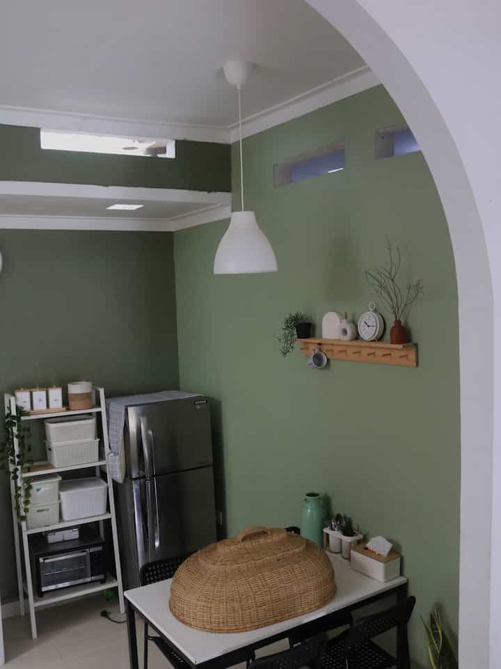 Dining room dirumah ini letaknya menyatu dengan dapur masih dengan tema open space,
Sehingga segala aktifitas anakpun masih bisa dijangkau karena tidak ada sekat. Untuk meja dan kursi kita masih pilih warna netral hitam dan putih,ditambah memakai rak ambalan di atas nya sehingga terlihat lebih cozy dangan pajangan pajangan aesthetic.
Kita memilih warna hijau yang lembut agar semua anggota keluarga merasa nyaman saat makan di meja makan ini.

#mejamakanminimalis
#rakambalan
#inspirasiruangmakan
#diningroomstyle
