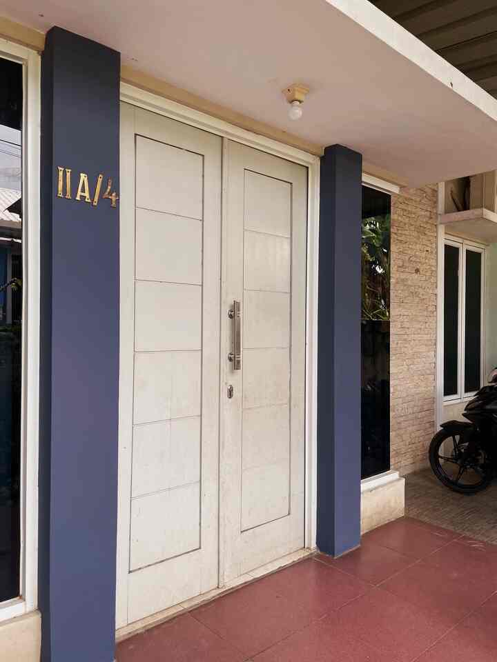 Palet warna di rumah ini sengaja aku pilih untuk menciptakan keseimbangan antara hangat dan tenang. Warna biru tua di salah satu dinding memberi kesan menenangkan, sementara aksen kayu hangat di panel dinding interior menambah kehangatan yang ramah. Warna-warna netral seperti putih dan krem jadi pilihan utama untuk memberi kesan ruang yang lebih luas dan bersih, ada pop up warna dage green juga untuk beberapa barang dekorasi kecil untuk mempertahankan kesan warm di dalam rumah. Menurutku, kombinasi ini nggak hanya enak dipandang, tapi juga bikin suasana rumah terasa lebih nyaman dan inviting—perfect buat keluarga kecilku.

#CatLuarRumah #WarnaCatRumah #HomeColorPalette #InspirasiWarnaRumah