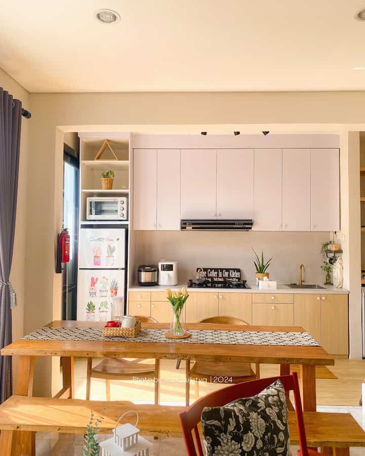 Untuk area ruang makan kami menggunakan meja makan berbahan kayu jati , ini adalah meja makan impian kami berbahan dasar kayu jati j dengan 2 kursi makan  dan satu bangku panjang di sisi satu nya

Area ruang makan ini kami tidak memberikan banyak dekorasi karna memang konsep dari ruangan ini adalah open plan jadi kami membuat segala dekorasi tetap simple tapi menarik

Memberikan kesan  tersendiri karna meja makan kayu jati ini berukuran besar jadi memang point yang di tunjukan adalah meja kayu jati ini sendiri dengan dekorasi yang minimalis

Area makan ini menghadap dus sisi , bisa melihat ke arah dapur dan di sisi satu dapat melihat ke arah jendela besar yang terhubung ke area taman.

#mejamakan 
#mejamakankayujati
#kayujati
#furniturekayujati
#inspirasiruangmakan
#dinningroomstyling
#segehouse
