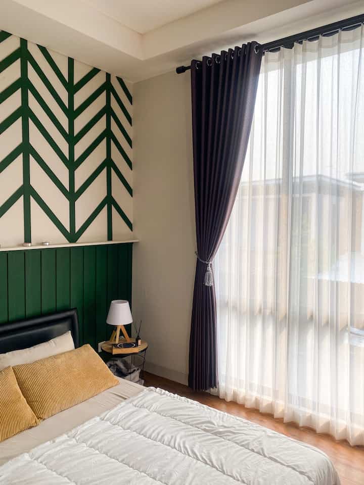 Palet warna (color palette)  di area kamar memang sangat berbeda dari color palette keseluruhan area dirumah ini

Area kamar tidur  di dinding utama kami berikan wallbatten bermotif zig zag dengan warna hijau , dan 3 dinding lain nya tetap dengan warna gentle white.

Unsur warna di kamar di dominasi warna yang cukup netral antara lain warna lantai vynel bermotif kayu bertekstur , pilihan dekosi kamar yang juga memiliki warna coklat atau putih , serta pilihan warna sprei yang sesuai bisa membuat kamar dengan perpaduan warna yang epic terasa sangat menarik tetapi terasa hangat 

Menkombinasikan warna saat menentukan tema juga menjadi faktor penting 

#catkamar
#kombinasiwarna
#warnacatkamar
#homecolorpalette
#inspirasiwarnarumah
#inspirasiwarnakamar
#segehouse
