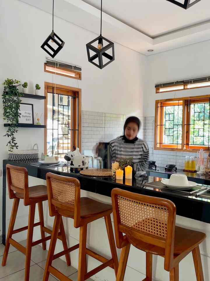 Sebetulnya tidak ada ruang makan khusus di Bumi Gerrd kami hanya menafaatkan meja bar yang menjadi skat antara dapur dan living room. Karna kami ingin menciptakan suasana seperti di cafe maka kami percantik dengan sedikit dekorasi agar tetap merasa nyaman saat makan disini. 

#BumiGerrd #MejaMakanMinimalis #MejaBarBeton #KursiBarJati #WarnaCatRumah #InspirasiRuangMakan #DinningRoomStyling