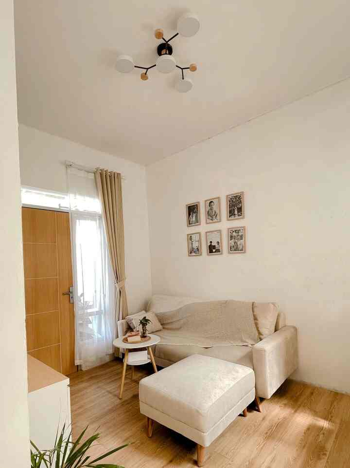 Ruangan ini memiliki palet warna netral

- Putih dan krem – Sofa, dinding, dan gorden menggunakan warna putih atau krem, memberikan kesan bersih dan lapang.

- Coklat kayu muda – Lantai dan kaki furnitur terbuat dari kayu dengan warna coklat muda, memberikan sentuhan alami dan hangat.

- Hitam dan kayu pada lampu – Warna hitam dan aksen kayu pada lampu menambahkan sedikit kontras, namun tetap harmonis dengan elemen kayu lainnya.

- Hijau alami – sedikitTumbuhan hijau di sudut memberikan aksen hijau yang segar, melengkapi nuansa warna ruangan.


Palet warna ini dipilih karena menonjolkan kesan minimalis, hangat, dan alami. Warna-warna netral seperti putih, krem, dan coklat kayu menciptakan suasana yang tenang dan santai🏡

#HomeColorPallete
#InspirasiWarnaRumah
#CatRumahMinimalis
#WarnaCatRuangTamu
#vinylrumah
#Sofacream
#RuangTamuCream
#Rumahnuasakayu
#Kayu