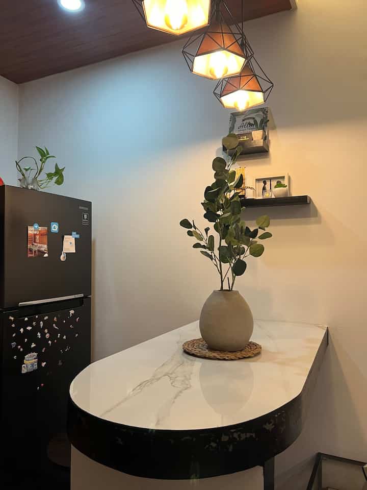 Dining Room Styling ✨

Tbh, meja makan ini jarang kami gunakan karena lebih suka makan lesehan didepan TV 😅
Material granit berukuran 120x60 yang kami pilih berwarna putih corak kehitaman agar terlihat bersih. Sengaja memang kami ingin punya meja makan ala2 bar memiliki tinggi yang lebih dibandingkan meja makan umumnya. Dekorasi yang aku pakai pun ga macam2, hanya ada vase dan artificial flower sebagai pemanis.
Happy weekend tetangga O!House 🫶🏻

#MejaMakanMinimalis #GranitMejaMakan #MejaBar #InspirasiRuangMakan #DiningRoomStyling #BruwnHouse