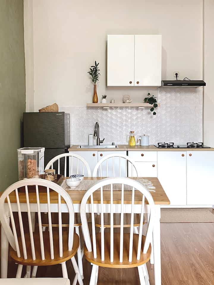 Area Favorit keluarga 🌼

Area yang selalu ramai dan hangat, sekedar sarapan ataupun ngemil" ☺️. Untuk cat tembok ada kombinasi berwarna hijau agar suasana lebih fresh. Material meja makan menggunakan kayu mahoni dan untuk lantai menggunakan spc. Untuk dekorasi di meja makan kami menambahkan table runner tenun dengan warna natural agar menyatu dengan tema dapur 🤎

Semoga menginspirasi 🫶🏻

#mejamakanminimalis #cattembokinterior #kesetdapur #woodentray #InspirasiRuangMakan #DiningRoomStyling