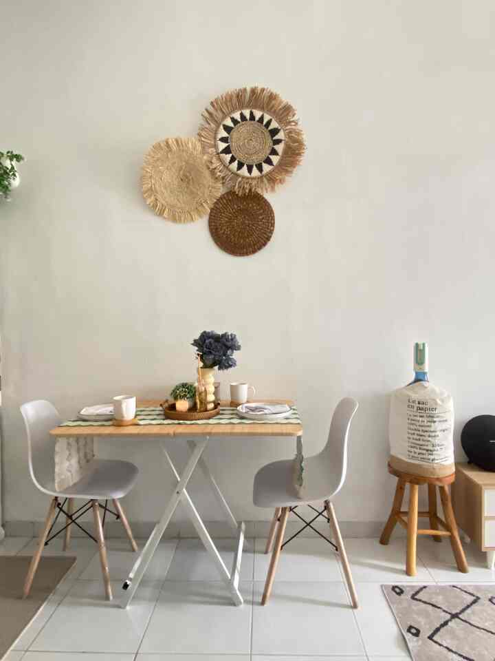 Dining Room Mungil 2m2 

Percaya gak budget dibawa 1 juta aja udah bisa bikin tiny dining room ini 😍

Karena areanya hanya 2m2 jd kami memlih meja makan berbahan mdf dengan nuansa wrn coklat muda ukuran 100cm x 60cm yg cukup untuk 3 org, 2 dewasa dan 1 toddler. Meja makan ini ujung ujungnya di design membulat sehingga aman jika ada anak disekitar ya

untuk toddler kami menggunakan baby chair dan untuk dewasa kami menggunakan kursi berwarna putih 

Untuk dekorasinya saat ini masih sangat simple di dinding hanya dipasang walldecor dari bahan enceng gondok, dan untuk dimeja kami tambahankan table rumner dan nampan rotan untuk mempercantik areanya

Semoga bisa menginspirasi untuk di rumah yg minim space 🫶🏻

#ruangmakanminimalis #mejamakanminimalis #inspirasiruangmakan #diningroomstyling #walldecor #nampanrotan #tablerunner 