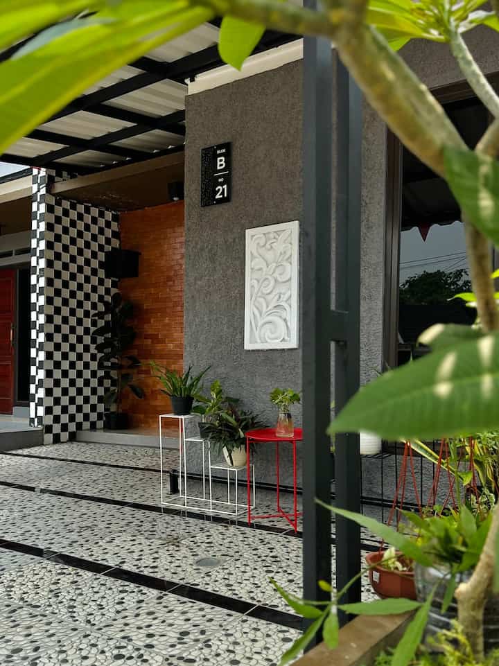 Color Palette Rumah🌻

Palet warna yang dipilih dengan menyesuaikan tema “Facade”.

Fasad dasar kami berwarna Cokelat Bata/Warna Kayu, Hitam, Putih, dan Abu. Maka dari itu pada bagian interior utama warna-warna yang muncul juga masih di tema yang sama. 

Namun, untuk beberapa dekorasi kami mulai sedikit memasukan warna mid century agar suasana rumah terlihat fresh dan tidak monoton.

#HomeColorPalette #InspirasiWarnaRumah #CatRumahMinimalis #WarnaPaletIndustrial #BataTempel

