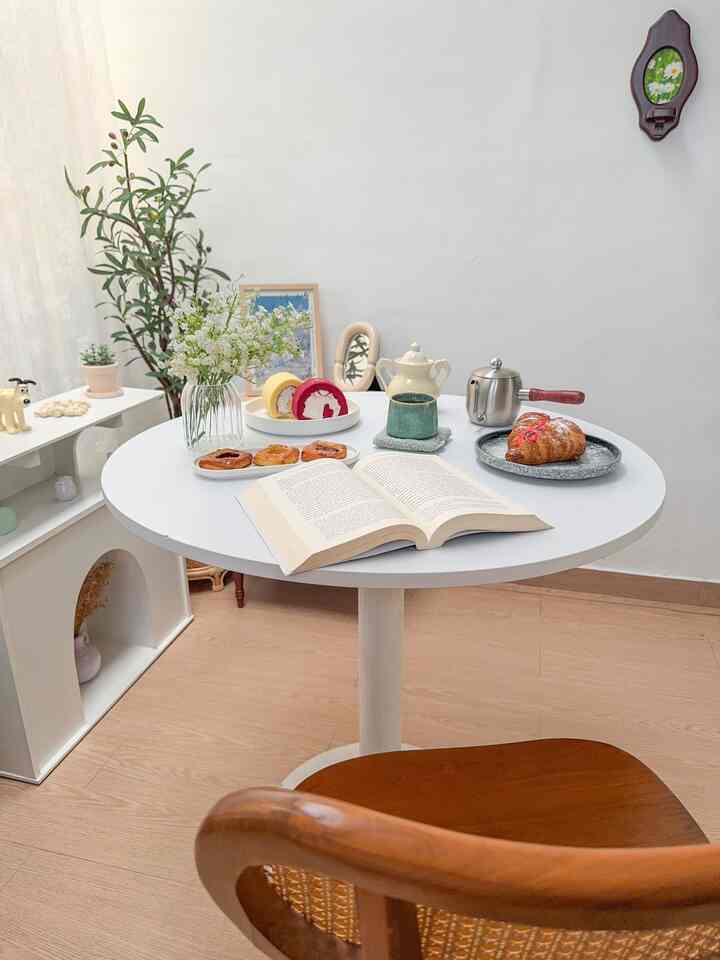 Karna ruanganku minimalis type studio jadi bisa ku multifungsi kan jadi berbagai macam tempat 🙈

Kebetulan ini bagian meja tempat ku makan ditata seminimalis mungkin

#MejaMakanMinimalis #KitchenSetMinimalis #WallpaperDinding #WarnaCatRumah #InspirasiRuangMakan #DiningRoomStyling #diningroom #mejamakan #ruangmakan #studio #minimaliststudio 