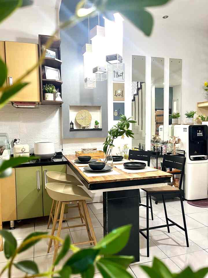 Ruang Makan Permanen

Ruang makan ini menyatu dengan dapur bersih, terbuat dari beton. Untuk menambah estetika dan kenyamanan kami menambahkan top table laminasi dari kayu jati fjl. Dengan menambahkan top table bernuansa kayu ambiancenya menjadi lebih warm. Top table bahan kayu jati juga lebih nyaman dan safety untuk anak-anak karena biasanya anak-anak masih belum punya aturan dalam menyimpan gelas piring berbahan keramik, benturan masih bisa diredam jika memakai kayu. Dengan menambahkan placemate juga meminimalisir benturan dan kotoran sisa makanan menempel di meja.

#MejaMakanMinimalis 
#mejamakanbeton
#toptablekayujatifjl
#InspirasiRuangMakan
#DiningRoomStyling

