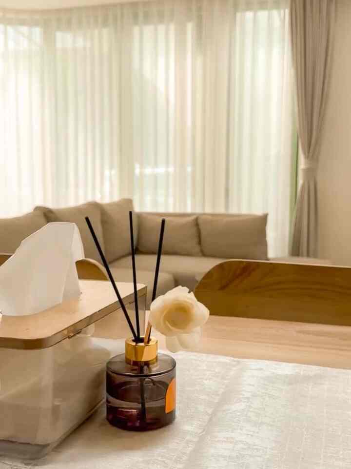 [@zenhouse.id’s color palette]

Pakem warna yang diusung di rumah kami yakni earthy tone. Beige, sage, black, white masih dalam spektrum yang mendominasi setiap sudut rumah kami.

Karena terbiasa dengan tone tsb, tiap kami jalan-jalan dan mungkin akan beli sesuatu, pasti carinya warna-warna earthy tone. Intuisinya selalu mengarah ke warna yang itu-itu aja. Yap, bagi kami, warna senada itu selalu berhasil bikin feeling homey beneran terasa.

Kalo kamu, suka warna apa dan pengen dekor rumah dengan warna apa? Share yuk! 🤗🥰😍

#HomeColorPalette #InspirasiWarnaRumah #InspirasiRumah #SageHouse #EarthyToneHouse #HomeDeco #HomeInspo #CatDalamRumah #ColorPalette #YourColorPalette