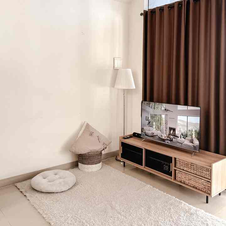 
🩶🤎🤍

setelah hampir semua ruangan terisi aku baru sadar ternyata seleraku natural tidak banyak warna mencolok mewarnai setiap sudut area rumah kami. dasarnya setiap kali ingin membeli untuk kebutuhan rumah, aku berusaha memilih warna warna natural brown, white atau grey. 
agar suasana dirumah kami terasa lebih hangat dan nyaman. trik ini juga membuat rumah mungil kami terasa lebih luas walau diarea yang kecil. 🍂 

#homecolorpalette #inspirasiwarnarumah #ruangtamuestetik #dapurminimalist #dapurestetik #mejamakanminimalist 

