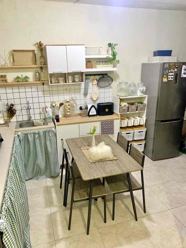 Hai tetangga Ohouse! Kali ini aku mau sharing gimana aku menata ruang makan (dining room) ini menggunakan material yang nyaman dan hangat untuk keluarga 🥰

Yang pertama konsep ruang makan ini dibuat luas berbentul L agar bisa leluasa untuk beraktivitas didapur, secara aku masih berdua sama pak suami jadi full aktivitas didapur kami lakukan berdua, untuk design sendiri masih minimalist, belum menggunakan kitchen set, hanya penambahan ambalan untuk menyimpan beberapa perintilan dapur, tujuannya agar gampang diambilnya juga

Untuk meja makannya aku sengaja beli yang untuk 4 kursi walau aku cuma tinggal sama pak suami, menurutku ini menjadi siaga juga barangkali ada teman atau keluarga yang datang, penataan meja makan sendiri kami sering ubah, kadang depan dapur kadang juga disamping, bergantung mood hehe suasana nyamannya sih pas kayak gini depan dapur agar aktivitas setelah masak bisa lgsg simpan masakan di meja, begitu juga dekat dengan sink jadi gampang mencuci tangan sebagainya

Untuk material yang aku pakai karena berhubung belum menggunakan kitchen set, aku pakai table top dari granit ukuran 60x60, dindingnya sudah bertegel juga tapi karena ada kesalahan saat pemasangan jadi kami akali menggunakan stiker walpaper, untuk penambahan meja dan rak dapur dekat sink itu kami gunakan sebagai dapur kering, didecor sedemikian rupa agar aku dan pak suami lebih gampang dalam penataan perabot dan penyimpanan kebutuhan rumah sih, untuk warna cat dinding kami memilih mengecat warna peach lebih ke cream agar kesan warmnya dapat, suka banget dengan pemilihan warna cream gini lebih masuk ke perabot ☺️

Design dapur ini juga udah dikonsep seperti ini biar terlihat luas, jadi suatu saat nanti jika sudah memiliki anak mungkin tinggal menambah beberapa perabot perlengkapan anak 😍


#mejamakanminimalis #kitchenidea #kitchensetminimalis #dapurminimalis #dapurantik #dapursegaris #walpaperdinding #warnadindingdapur #warnacatrumah #cattembok #dapursederhana #tabletop #kitchenset