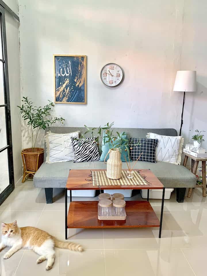 Hai tetangga Ohouse! Untuk postingan ini aku mau sharing mengenai Palette Warna yang aku pakai di @_rumahantik 😍

Sebenarnya kalau ditanya palet warna dirumah ini tuh ada banyaaaak hehe aku suka banget paduin warna dan tiap ruangan rasanya beda-beda aja, lebih ke ikutin mood 😍🤣 tapi tujuannya sih tetap ya untuk mempercantik ruangan dan biar terlihat estetik, memadukan warna apa cantik soalnya 😍

Dimulai dari ruang tamu aku, sebenarnya sofa abu2 ini udah cakep dengan putih atau cream tapi aku mau kasi sentuhan warna lain seperti di sarung bantal sofa yang aku kasi warna biru, itu menambah kesannya cantik aja saat melihatnya, apalagi ada perabot berbahan kayu juga bunga artificial, terlihat estetik 😍

Dikamar juga beda lagi, kalau kamar aku nuansa kayu semua, secara vinyl dan perabotnya berbahan kayu, untuk kamar lebih gampang decornya karena simple masuk warna apa saja cocok, dan untuk bikin tampil beda di pintu kamar aku ganti pakai warna hijau cerah biar makin fresh aja liatnya, mood aku padukan hijau dan coklat muda tuh benar-benar nambah, suasananya lebih fresh liatnya makin nambah semangat aja 😍

Nah dapur juga nuasa kayu sih, karena perabotan printilan berbahan kayu semua, biar kesannya terlihat estetik, terakhir meja kerja aku yang aku cat hijau agak gelap dipadukan putih juga coklat, kalau udah duduk sini tuh suasananya nyaman bgt, asli mood booster banget kerja disini, semangat nambah pokoknya 😍

#homecolorpalette #catrumahminimalis #colorpalette #inspirasiwarnarumah #designrumahminimis #tonehouse #cattembok #catdindingrumah #catpintukamar #warnacerahdinding #catdindingputih