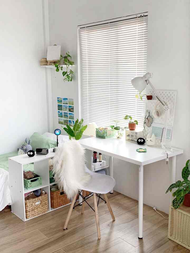 🟢⚪️🟤
Pallet warna kamar dominan putih, hijau dan ada aksen coklat untuk lantai dan beberapa dekorasi.

Alasan menggunakan palet warna ini karna hijau dan putih adalah warna favorit dan memang dari dulu berkeinginan punya kamar nuansa hijau dan putih. 

Karena warna putih netral, jadi dipadukan dengan warna apapun akan masuk. Terlebih hijau dan coklat. Dan ditambah dengan tanaman hijau akan membuat ruangan menjadi lebih fresh.

Tips untuk kamar yang minimalis adalah penggunaan warna cat, contohnya putih. Apapun warna interiornya akan cocok. 

#CatRumahMinimalis #WarnaCatKamar #HomeColorPalette #InspirasiWarnaRumah #GranitKamar #MejaBelajar #Sprei #RakSusun
