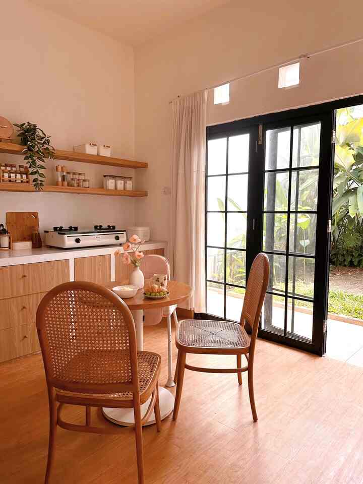 Menata Meja Makan 🏠🤍

Di rumah ini, kami gunakan meja makan kecil untuk 2-3 orang. Karena rumah kami ga luas, jadi kami gunakan meja makan sesuai dengan jumlah anggota keluarga, yaitu 2 dewasa dan 1 balita. 
Di sini, kami gunakan meja dan kursi jati yang kami custom di Jepara. Kami gunakan sudut meja dan kursi yang tumpul agar aman dan ramah anak, juga sebuah high chair 4in1 khusus buat anak kami yang masih balita agar lebih nyaman dan aman saat makan bersama.
Dengan meja makan yang simpel dan ga terlalu besar ini, membuat ruangan tetap nyaman dan tidak terlihat sempit.
Tips untuk tetangga online yang memiliki balita seperti kami, usahakan gunakan furniture yang ramah anak seperti lengkungan atau sudut tumpul. Selain itu, penggunaan high chair juga direkomendasikan untuk membuat anak nyaman dan aman saat makan bersama.

#MejaMakanMinimalis #HighChair #KursiMakanBayi #MejaBulat #InspirasiRuangMakan #DiningRoomStyling
