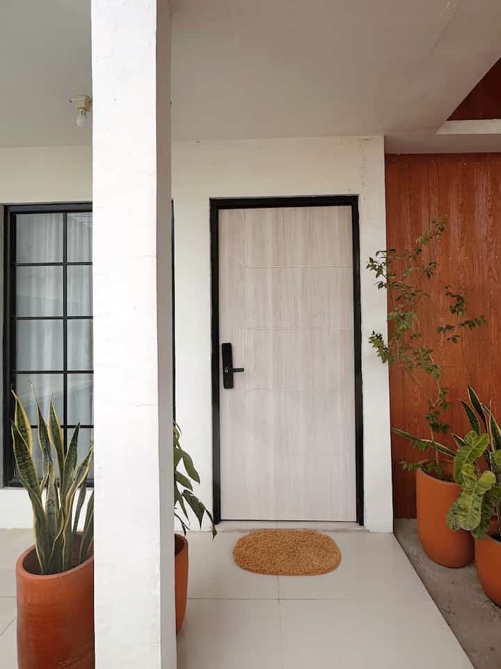 Color Palette 🤍🤎🧡🖤💚🩶

The color palette we chose in this house is white, brown derivatives (wood), black and green.
We chose these colors because they are natural and neutral so they are easy to mix and match. To combine the colors, we chose white for the canvas such as wall paint and ceiling. Then brown derivatives (wood or wood motifs) for the floor, furniture such as cabinets, tables, chairs, pots, etc.
Then some items and accessories use black, and also green for artificial plants and live plants to make the room fresher.
In our opinion, this white house paint can help a narrow room seem more spacious.

#MinimalistHousePaint #WarnaCatRumah #CatLuarRumah #WoodandWhite #HomeColorPalette #InspirasiWarnaRumah