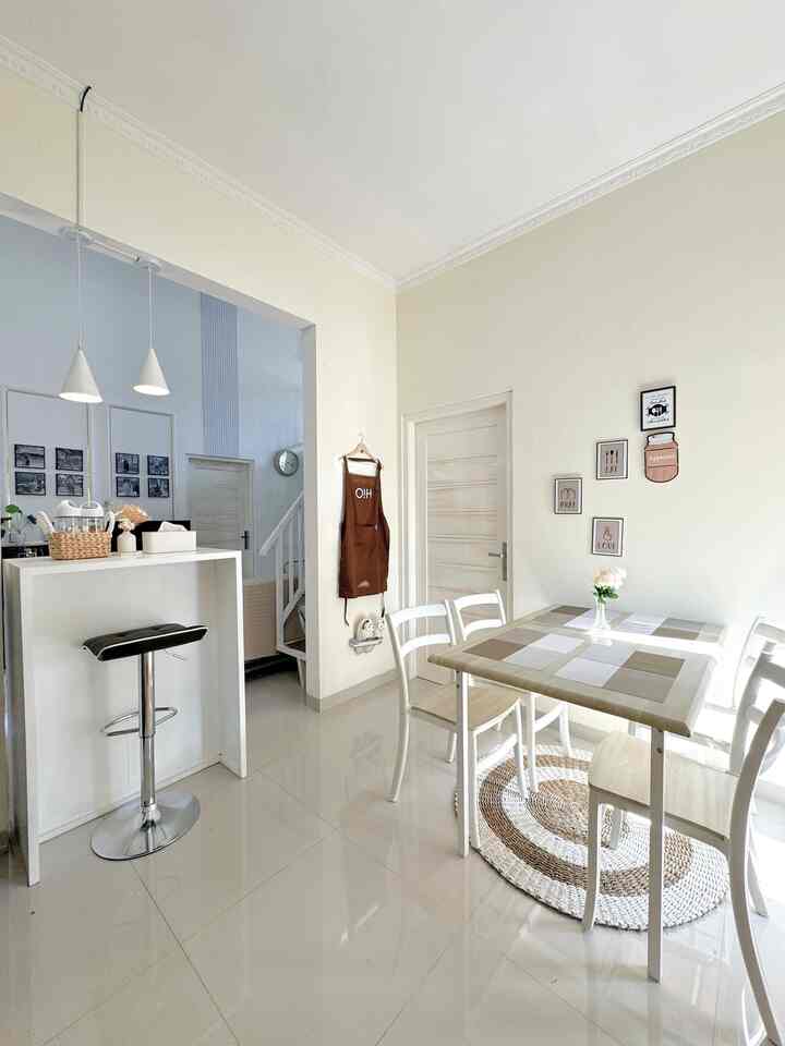 ─ Simple Dining Room 🤍 ─

Dining room di rumah ini simple tidak terlalu banyak dekorasi dan warna, karena ingin memberikan look clean. 
Menggunakan warna netral & calm, untuk mendapatkan; peaceful ambience 🤍✨

#MejaMakanMinimalis #WarnaCatRumah #InspirasiRuangMakan #DiningRoomStyling
