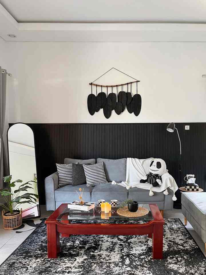 Palet Warna Bumi Gerrd
🖤🤍🩶

Karna kebanyakan memilih furniture warna hitam maka kami memilih cat putih agar rumah ini tetap terlihat terang dan luas. Warna putih sangatlah netral dan mudah dipadukan dengan warna apapun tapi sayangnya kami belum berani memasukan warna lain d rumah ini selain hitam, putih, dan abu namun sesekali kami selipkan warna coklat seperti pintu, kusen, dan kursi yang berbagan kayu jati karna tidak ingin merubah warna asli kayu jatinya. Adapun meja tamu jadul di slide pertama yang kami dapat dari gudang rumah orang tua mungkin kedepannya akan kami repaint menjadi hitam agar lebih senada dengan ruangan ini. 

#BumiGerrd #CatRumahMinimalis #WarnaCatRumah #WarnaCatRuangTamu #WarnaCatDapur #WarncatKamarMandi
#HomeColorPalette #InspirasiWarnaRumah