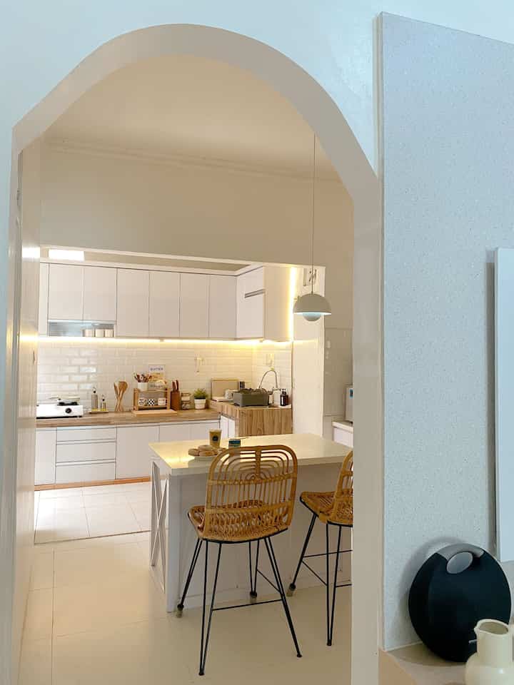 Ini adalah ruang makan yang bergabung dengan dapur..ruangan ini tidak terlalu luas jadi saya menyiasatinya dengan meletakkan kitchen island yang difungsikan juga sebagai meja makan..kitchen island ini terbuat dari multipleks yang dilapisi taco, untuk top table saya menggunakan marble warna putih..memang agak tricky untuk perawatannya karena noda mudah sekali terserap..saya hanya meletakkan 2 kursi rotan sebagai kursi makan, jujur kami jarang makan disini, anak-anak lebih suka makan sambil menonton tv diarea livingroom :) #MejaMakanMinimalist #WarnaCatRumah #InspirasiRuangMakan #DiningRoomStyling #minimalist #RuangMakan