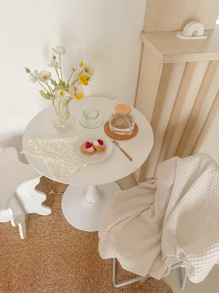 Ruang makan sederhana

Sebenarnya ruang makan kami masih dalam proses jadi untuk sementara kami menggunakan meja bulat ini untuk menyimpan makanan ketika akan dihidangkan meskipun tidak terlalu besar tapi meja ini cukup berfungsi untuk kami🥰dengan bentuknya yang bulat sehingga ramah untuk anak mengingat kami masih memiliki anak yang berusia 5 th dan sangat aktif jadi tidak khawatir akan sudut yang tajam🥰 #insprirasiruangmakansederhana #mejamakanminimalis #inspirasiruangmakan #DinningRoomStyling #KitchenRoomStyling