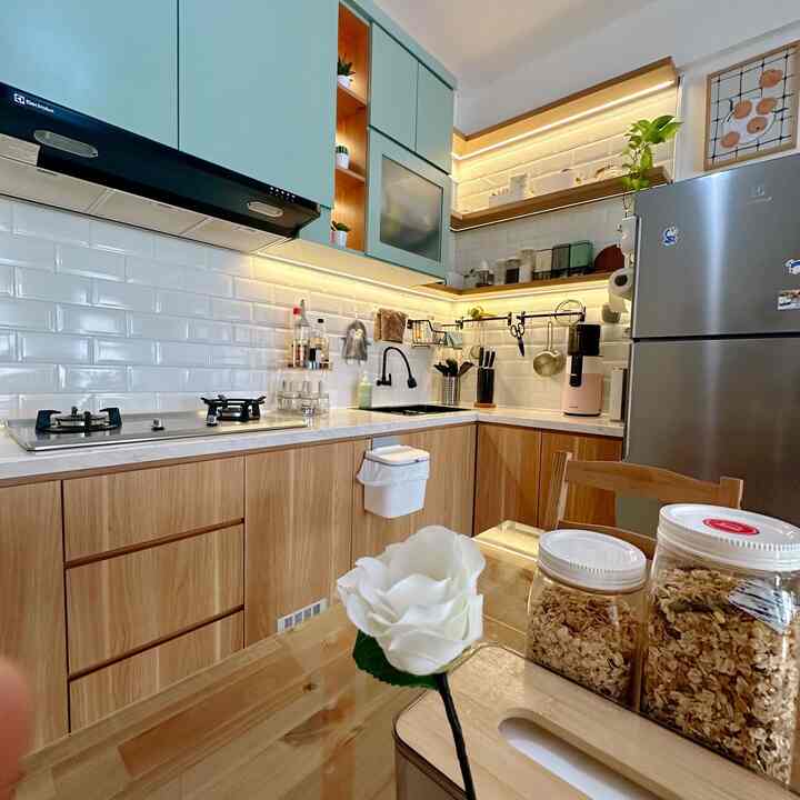 Kalau bicara masalah warna yang digunakan pada apato saya, sebenarnya warna yang berwarna-warni tidak banyak. Karena dindingnya semua berwarna putih, namun pada beberapa ruangan saya memberi warna cat yang kontras. ✨✨

Nah menurut saya, jika ukuran ruangan terbatas, lebih baik gunakan warna putih atau tidak banyak warna agar terlihat luas. Namun 1 warna lain saja sudah cukup untuk memberikan “statement” yang jelas pada ruangan. Misalnya saja seperti ruang tamu yang saya cat hijau pada salah satu sisinya. ✨✨

Bisa juga menggunakan produk dekorasi warna-warni agar tidak membosankan.💜💜

#bubuapato #HomeColorPallete #InspirasiWarnaRumah #WarnaCatRumah #WarnaCatRuangTamu #WarnaDapur #WarnaCatRuangKerja #Cat