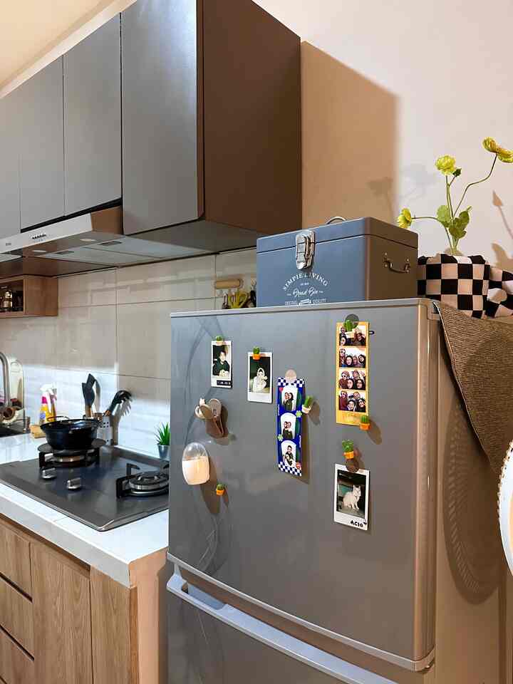 Color palette◽️✨

Untuk menciptakan suasana rumah minimalis yang lega dan clean, kami memilih cat rumah dengan warna abu muda. 

Beberapa furniture didominasi warna hitam, cream, dengan material besi maupun motif kayu.

Sesekali ada beberapa dekorasi yang berwarna terang, agar ruangan terlihat lebih modern.

#CatRumahMinimalist
#WarnaCatRumah
#HomeColorPalette
#homeinspo
#livingroom
#minimalis 