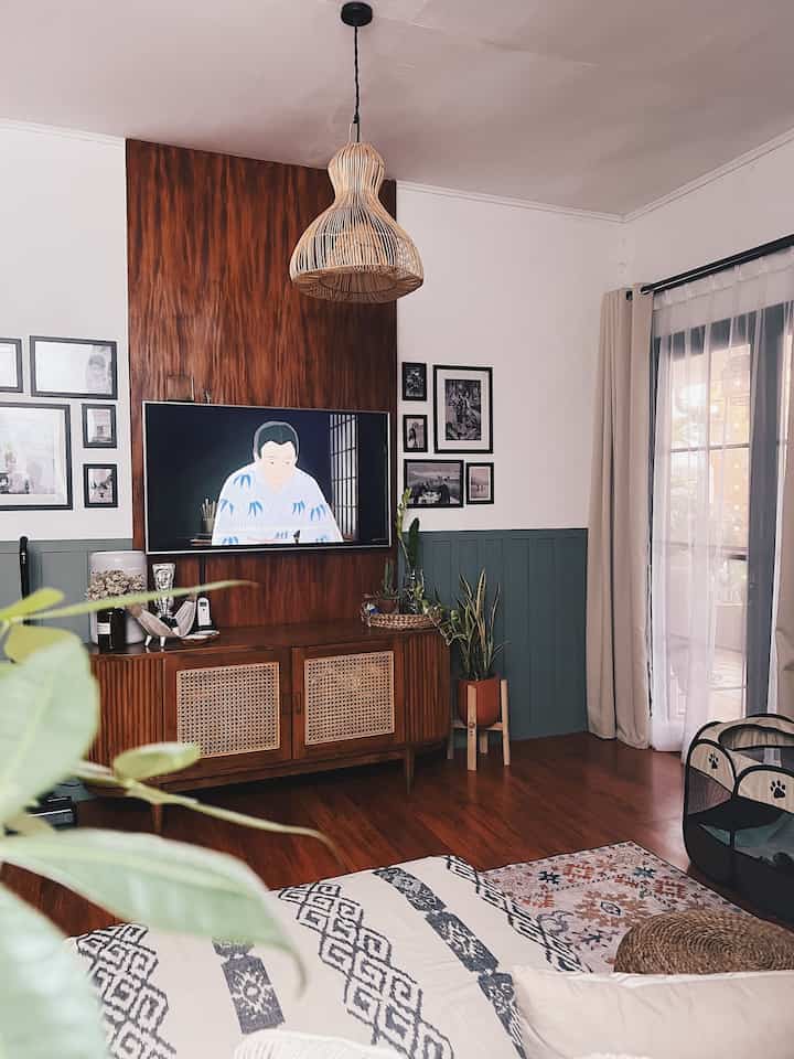 Halo tetangga Kimkim 👋🏻

Color pallete living room rumah kimkim cenderung warna2 alam yaitu : coklat, hijau, dan putih sebagai penetral.

Kenapa sy memilih warna tsb, karena saya suka sekali yg berkaitan dengan alam. Warna coklat dipilih dari warna kayu & hijau dari warna tanaman.

Memadupadankannya sangat mudah. karena warna tumbuhan seperti pohon memiliki unsur warna coklat (u/ batang) dan hijau (u/ daun) jadi saya pilih 2 warna itu.
Warna sage green pada wallbatten menjadi sangan matching dengan warna lantai SPC & furniture kayu. 
Sebagai penetral, sy aplikasikan cat warna putih di area dinding. 

#CatRumahTropis
#WallbattenHijau
#CatDindingPutih
#LantaiSPC
#MejaTVMinimalis
#MejaTvKayuJati
#GordenBlackOut
#KapLampuRotan
#HomeColorPalette
#InspirasiWarnaRumah